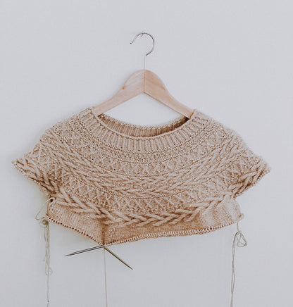 Maglione Oksa | motivo a trecce decorativo sul carré in Far di Woolfolk