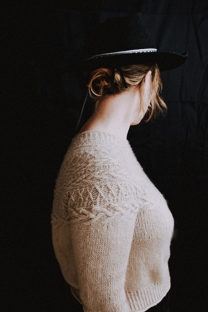 Maglione Oksa | motivo a trecce decorativo sul carré in Far di Woolfolk