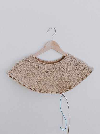 Maglione Oksa | motivo a trecce decorativo sul carré in Far di Woolfolk