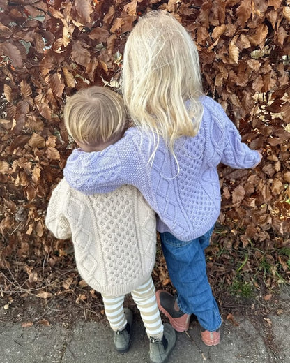 Dagmar Sweater Kids | pull classique en Peer Gynt de Sandnes Garn