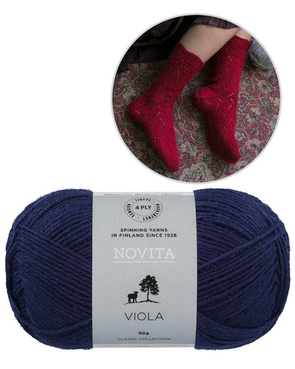 Harmonia Socks | feines Lacemuster aus Viola von Novita
