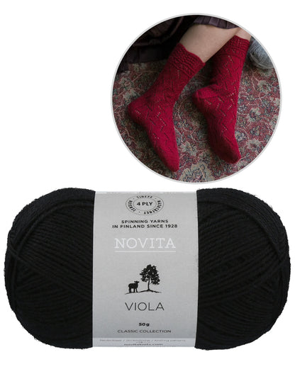 Harmonia Socks | feines Lacemuster aus Viola von Novita