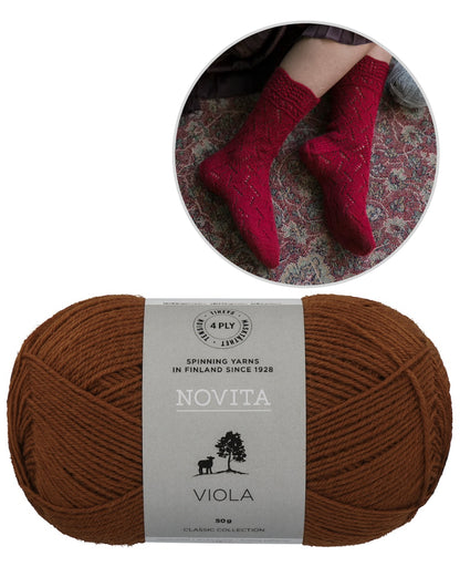 Harmonia Socks | feines Lacemuster aus Viola von Novita