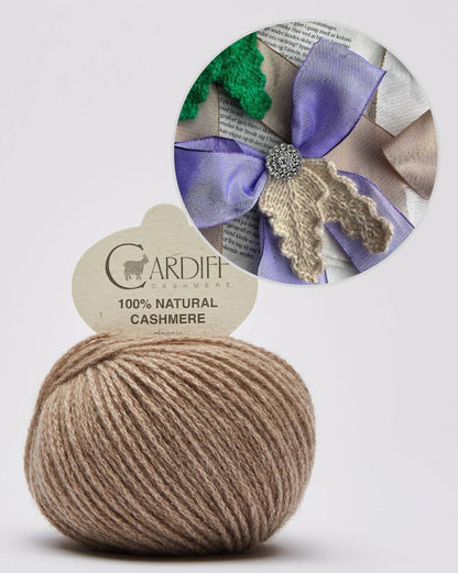 Holly Bow | Nœud festif avec tutoriel gratuit en Classic Cashmere de Cardiff