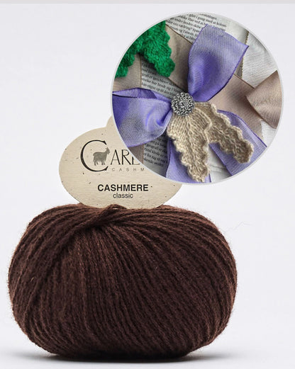 Holly Bow | Nœud festif avec tutoriel gratuit en Classic Cashmere de Cardiff