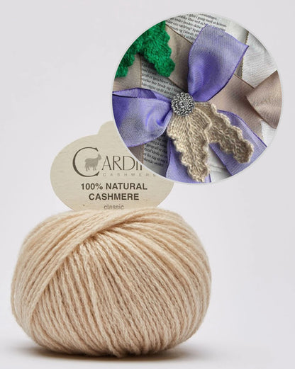 Holly Bow | Nœud festif avec tutoriel gratuit en Classic Cashmere de Cardiff
