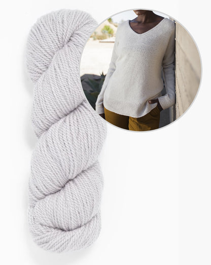 Hvid sweater | afslappet V-udskæring i tyndt garn fra Woolfolk