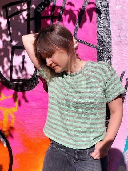 Versa Tee | Streifenshirt mit lässiger Schulter aus Line von Sandnes Garn