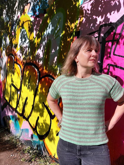 Versa Tee | Streifenshirt mit lässiger Schulter aus Line von Sandnes Garn