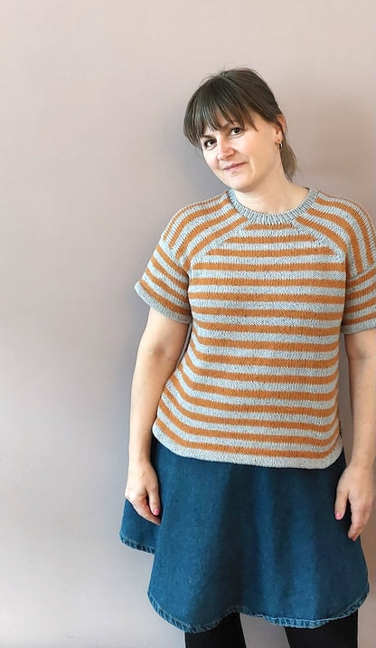 Versa Tee | Streifenshirt mit lässiger Schulter aus Line von Sandnes Garn