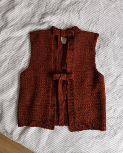 Terra Vest | de jolis rubans en Le Petit Lambswool de Biches & Bûches