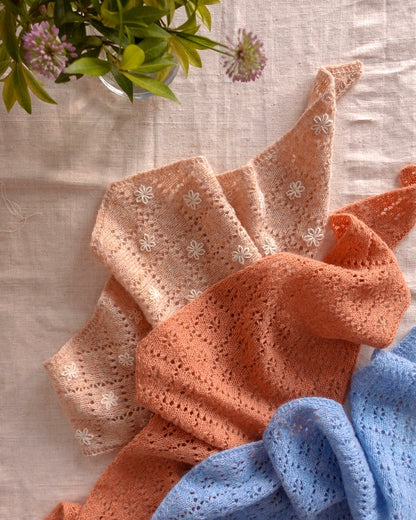 Meadowbright | romantisch ajourpatroon in Le Petit Lambswool van Biches & Bûches