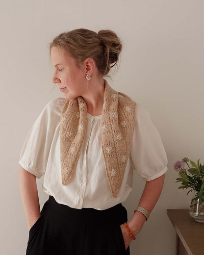 Meadowbright | romantisch ajourpatroon in Le Petit Lambswool van Biches & Bûches