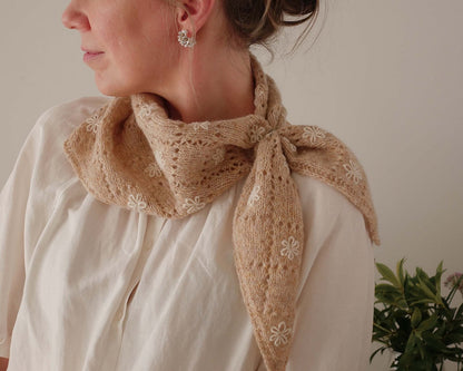 Meadowbright | romantisch ajourpatroon in Le Petit Lambswool van Biches & Bûches