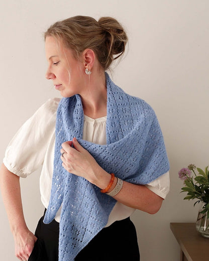 Meadowbright | romantisch ajourpatroon in Le Petit Lambswool van Biches & Bûches