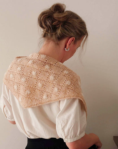 Meadowbright | romantisch ajourpatroon in Le Petit Lambswool van Biches & Bûches
