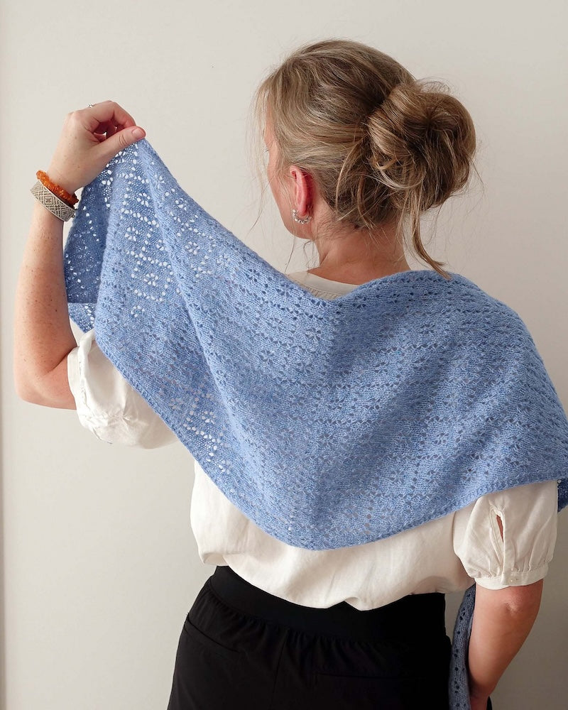 Meadowbright | romantisch ajourpatroon in Le Petit Lambswool van Biches & Bûches