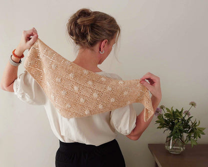 Meadowbright | romantisch ajourpatroon in Le Petit Lambswool van Biches & Bûches