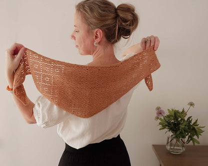Meadowbright | romantisch ajourpatroon in Le Petit Lambswool van Biches & Bûches