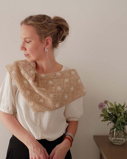 Meadowbright | romantisch ajourpatroon in Le Petit Lambswool van Biches & Bûches