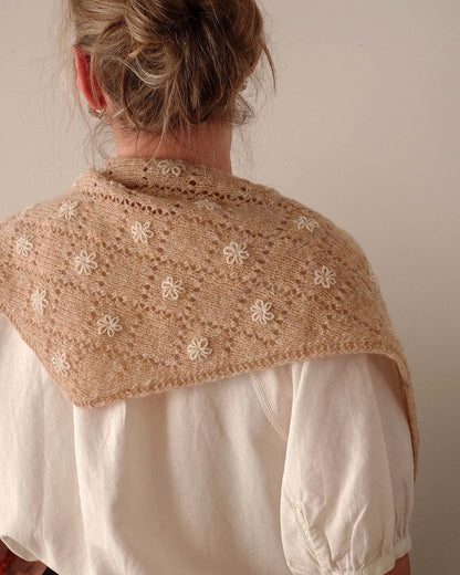 Meadowbright | romantisch ajourpatroon in Le Petit Lambswool van Biches & Bûches
