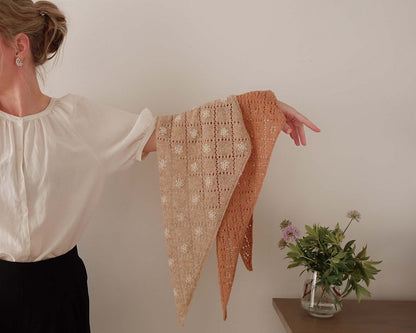 Meadowbright | romantisch ajourpatroon in Le Petit Lambswool van Biches & Bûches