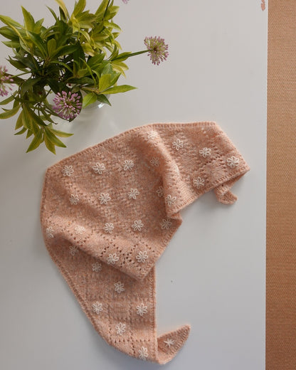 Meadowbright | romantisch ajourpatroon in Le Petit Lambswool van Biches & Bûches