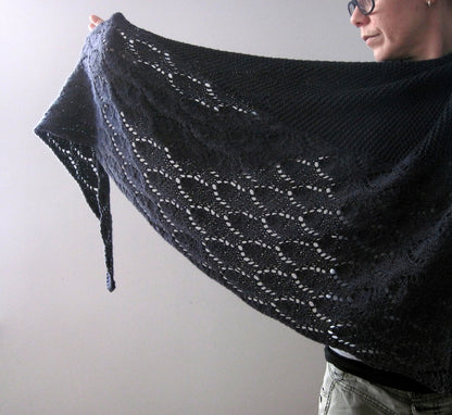 Ainu | afslappet, luftigt sjal i Big Merino Hug fra Rosy Green Wool