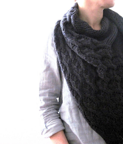 Ainu | afslappet, luftigt sjal i Big Merino Hug fra Rosy Green Wool