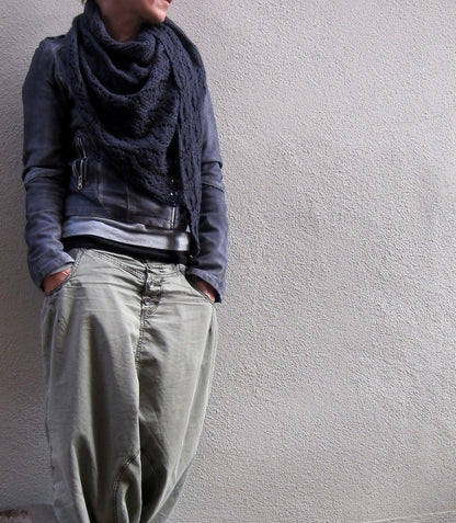 Ainu | afslappet, luftigt sjal i Big Merino Hug fra Rosy Green Wool