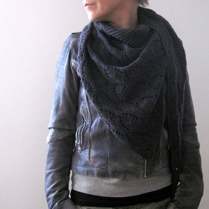 Ainu | afslappet, luftigt sjal i Big Merino Hug fra Rosy Green Wool