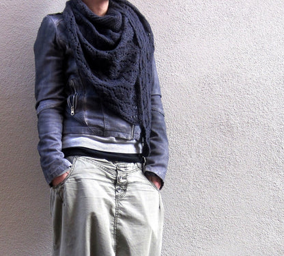 Ainu | afslappet, luftigt sjal i Big Merino Hug fra Rosy Green Wool