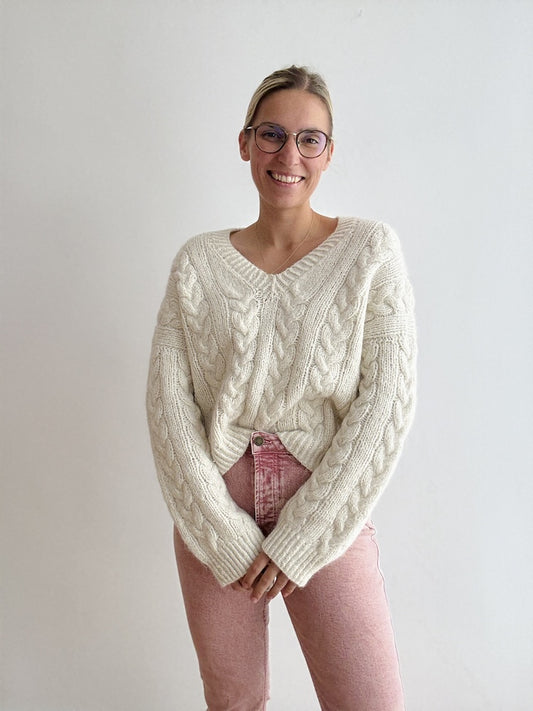 Pull James Col V | motif tressé oversize d'Aino et Edith de Novita