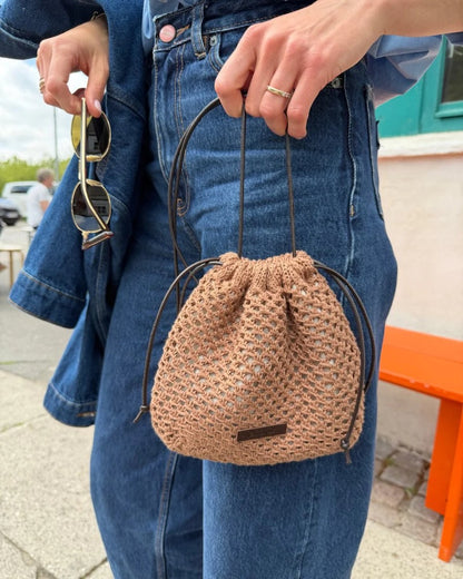 Juno Satchel | motif perforé délicat en Crealino de Lang Yarns