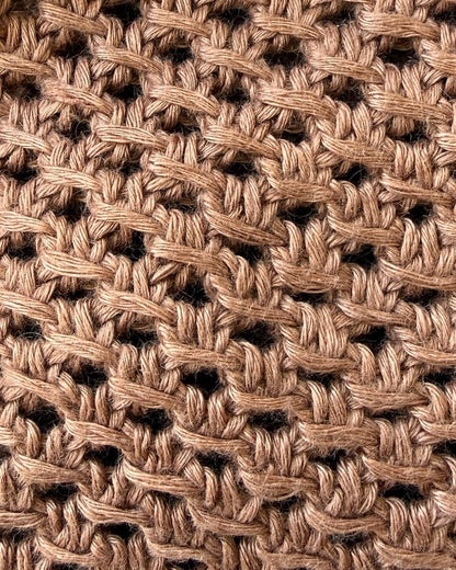 Juno Satchel | motif perforé délicat en Crealino de Lang Yarns