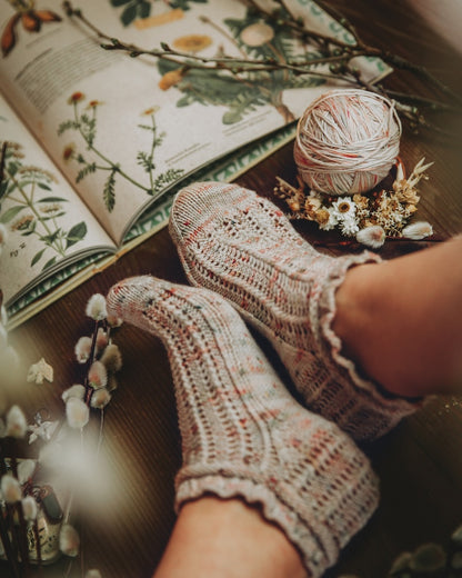 Daisy Lace Socks | zart und romantisch aus Terra von Symfonie Yarns