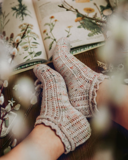 Daisy Lace Socks | zart und romantisch aus Terra von Symfonie Yarns