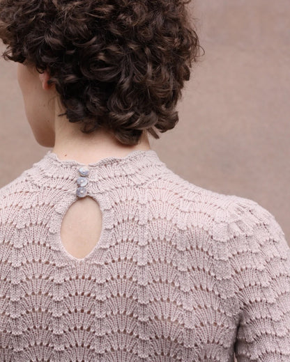 Barbroe Bluse | feminines Spitzenmuster aus feinem Merino von Knitting for Olive