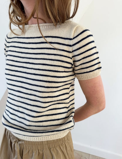 Manon Tee | rayures marines et rêveuses en Sunday de Sandnes Garn