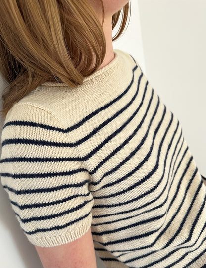 Manon Tee | rayures marines et rêveuses en Sunday de Sandnes Garn