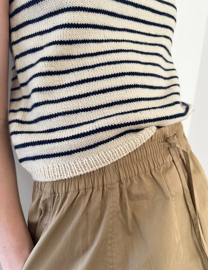 Manon Tee | rayures marines et rêveuses en Sunday de Sandnes Garn
