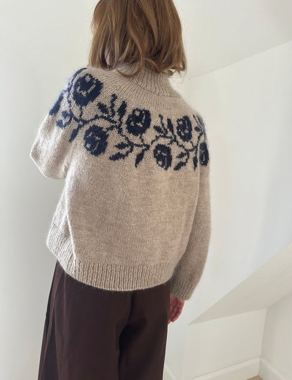 Pull Rosie Yoke | roses romantiques en Peer Gynt et Tynn Silk Mohair de Sandnes Garn