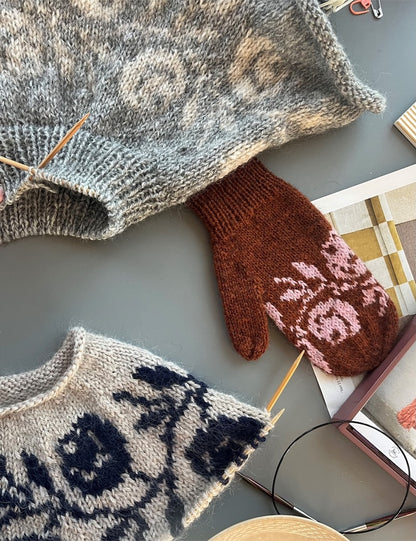 Pull Rosie Yoke | roses romantiques en Peer Gynt et Tynn Silk Mohair de Sandnes Garn