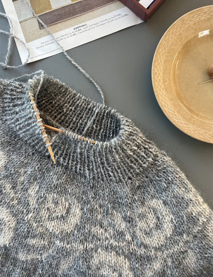 Pull Rosie Yoke | roses romantiques en Peer Gynt et Tynn Silk Mohair de Sandnes Garn