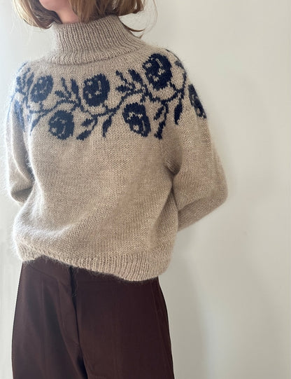Pull Rosie Yoke | roses romantiques en Peer Gynt et Tynn Silk Mohair de Sandnes Garn