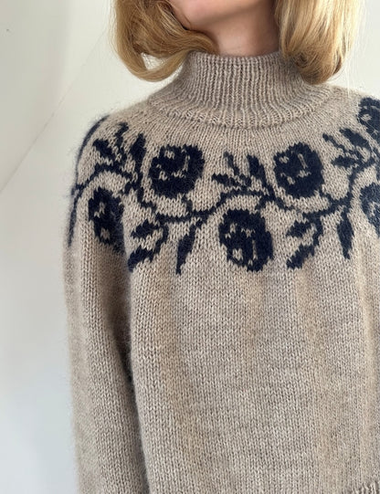 Pull Rosie Yoke | roses romantiques en Peer Gynt et Tynn Silk Mohair de Sandnes Garn