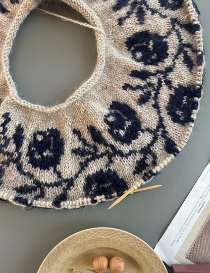 Pull Rosie Yoke | roses romantiques en Peer Gynt et Tynn Silk Mohair de Sandnes Garn
