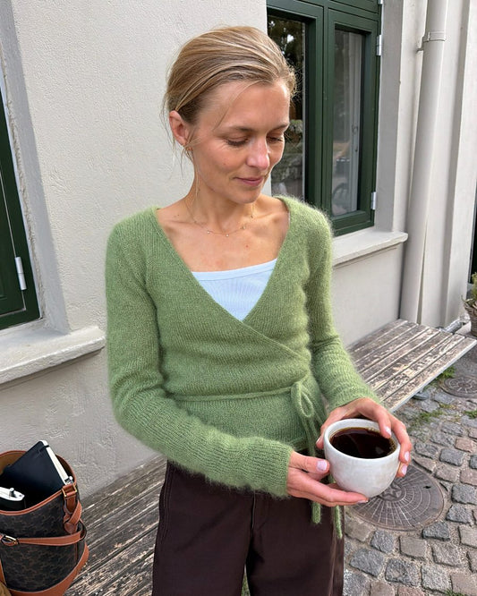 Lucy Wrap | sapņaina ietīšanas jaka no Le Petit Silk & Mohair dzijas, ko ražo Biches & Bûches