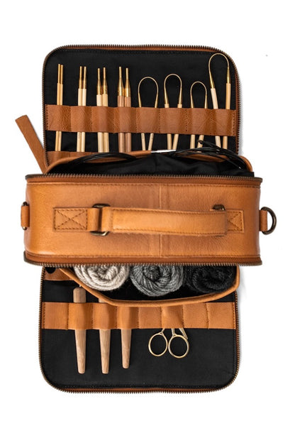 muud, Lilly Crossbody, braun, geöffnet mit viel Zubehör