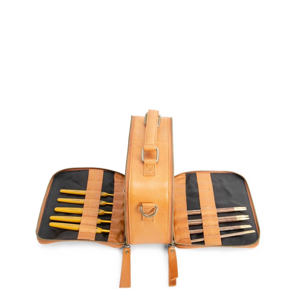 muud, Lilly Crossbody, braun, geöffnet von vorne mit Inhalt Nadeln